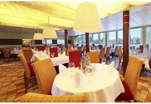 El luminoso restaurante con sus grandes ventanales
